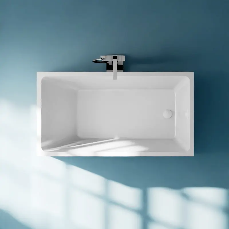 Baignoire autoportante rectangulaire blanche avec robinetterie moderne, salle de bain bleu monochrome.