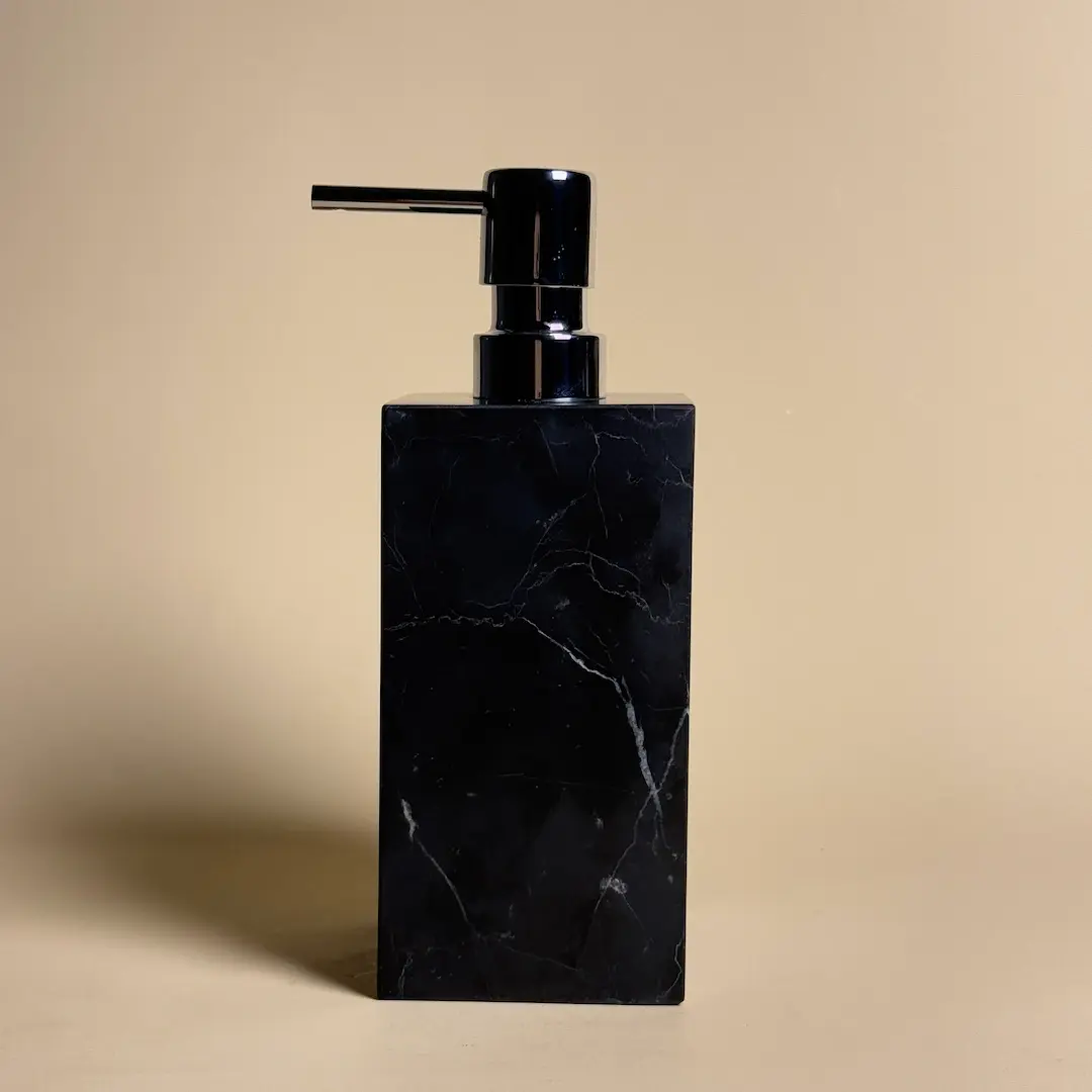 Distributeur de savon carré en marbre noir Nero Marquina avec pompe chromée, accessoire de salle de bain design Petra