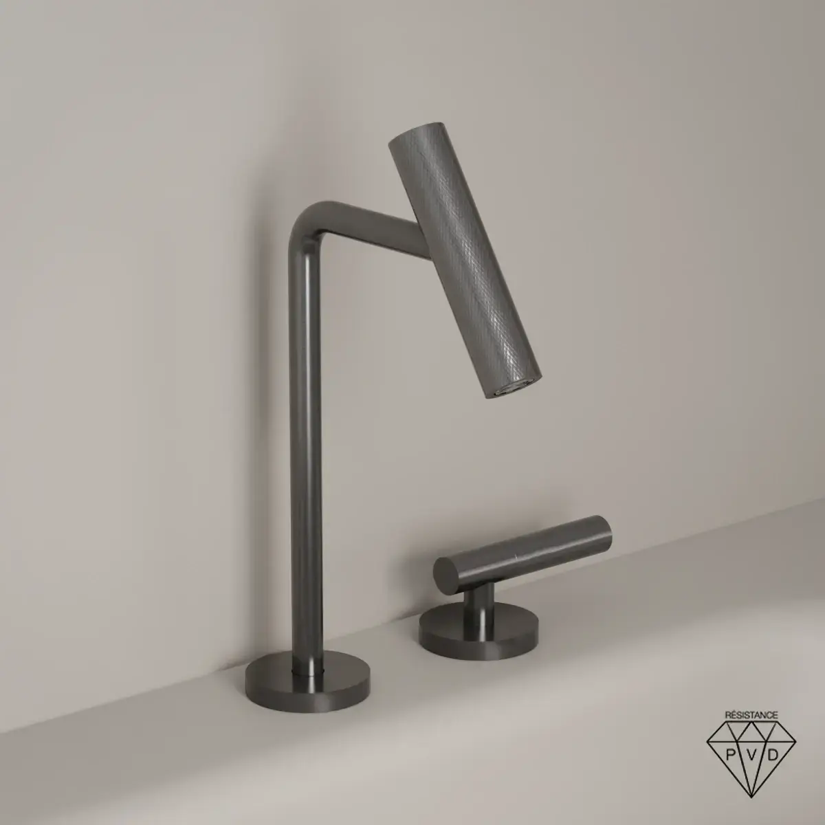 Mitigeur lavabo 2 trous Gun Metal brossé Honfleur, en vue latérale, esthétique industrielle chic avec surface moletée et silhouette graphique, finition noire satinée idéale pour une salle de bain moderne et audacieuse