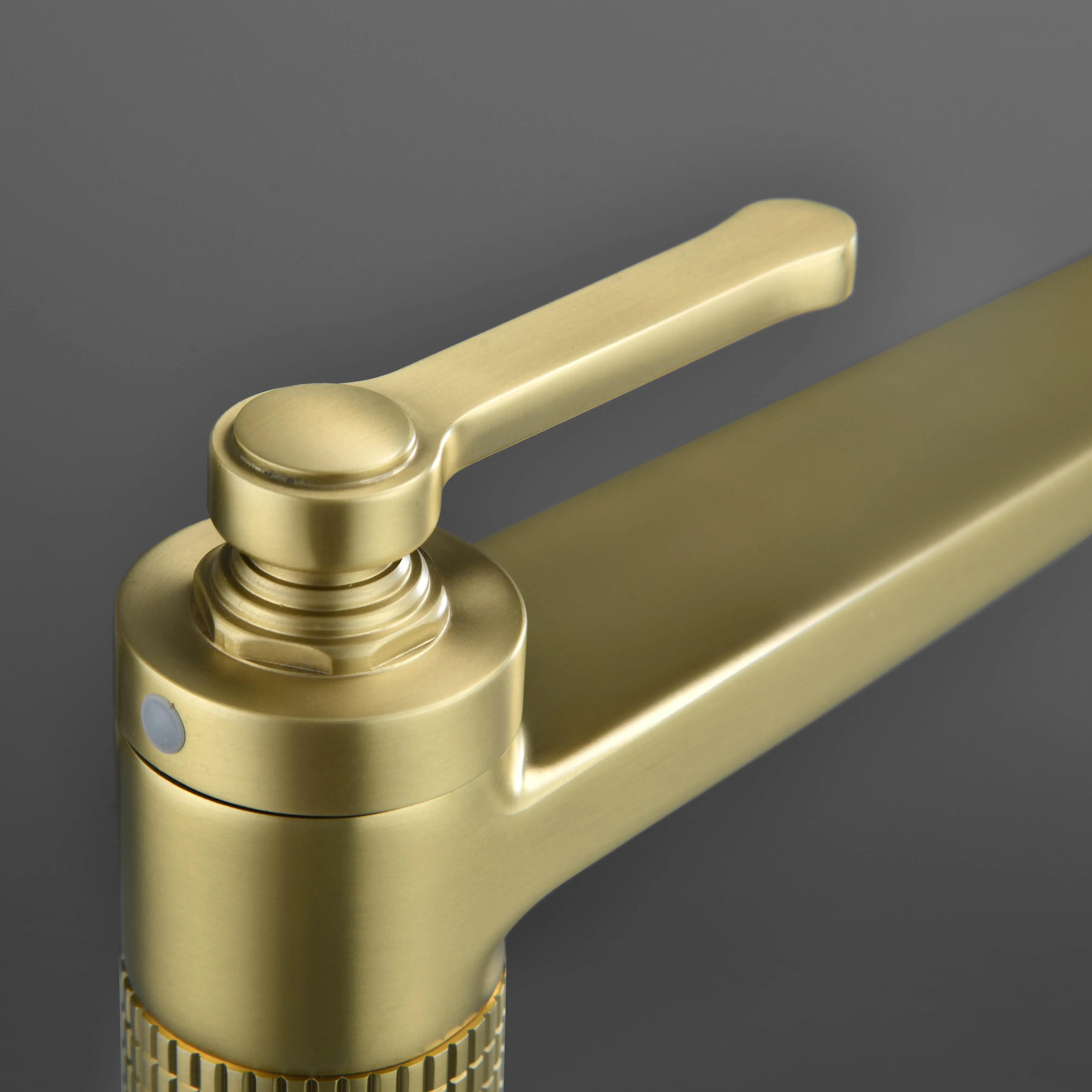 Mitigeur lavabo surélevé cannelé, doré brossé, César 1  