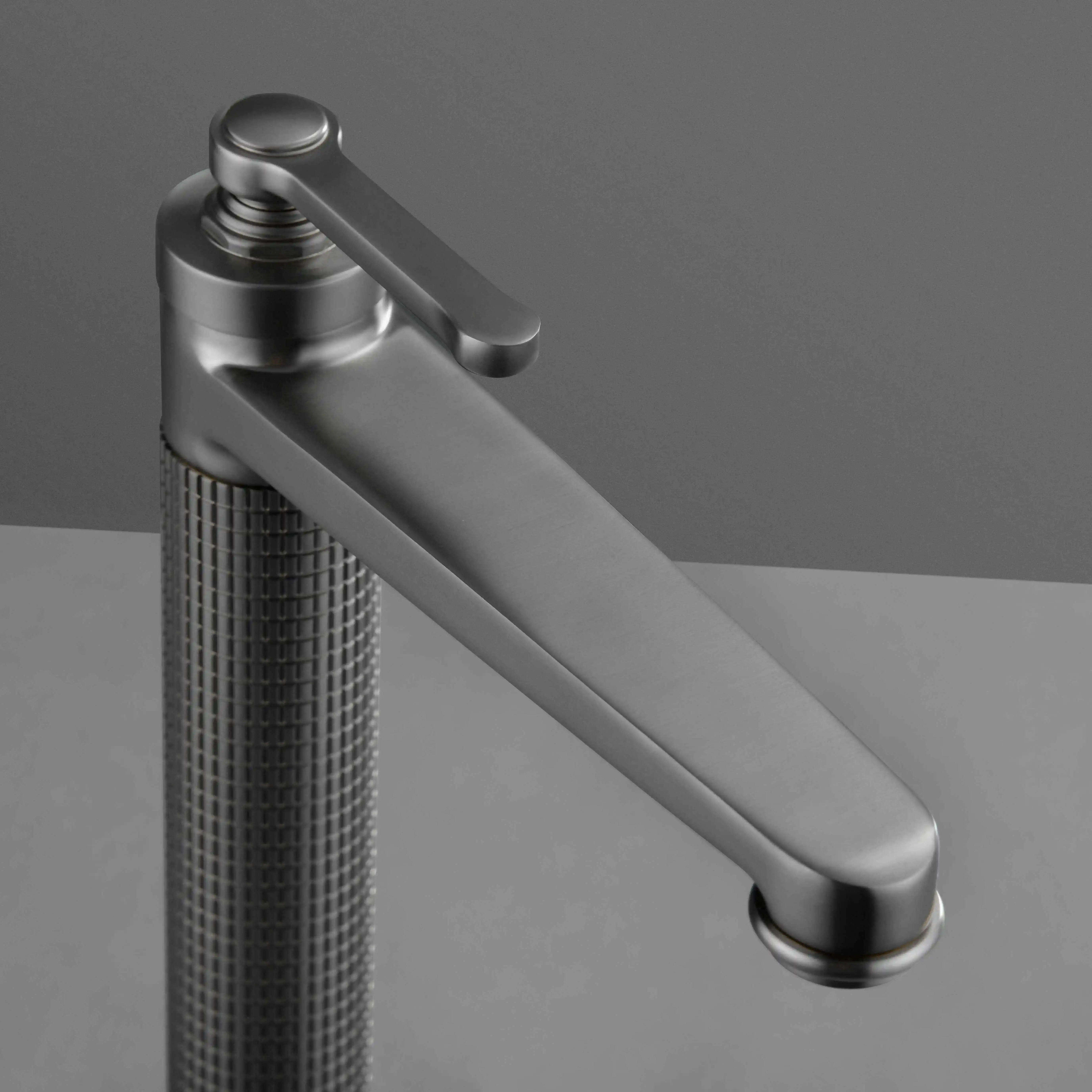 Mitigeur lavabo surélevé cannelé, gun métal, César 1   