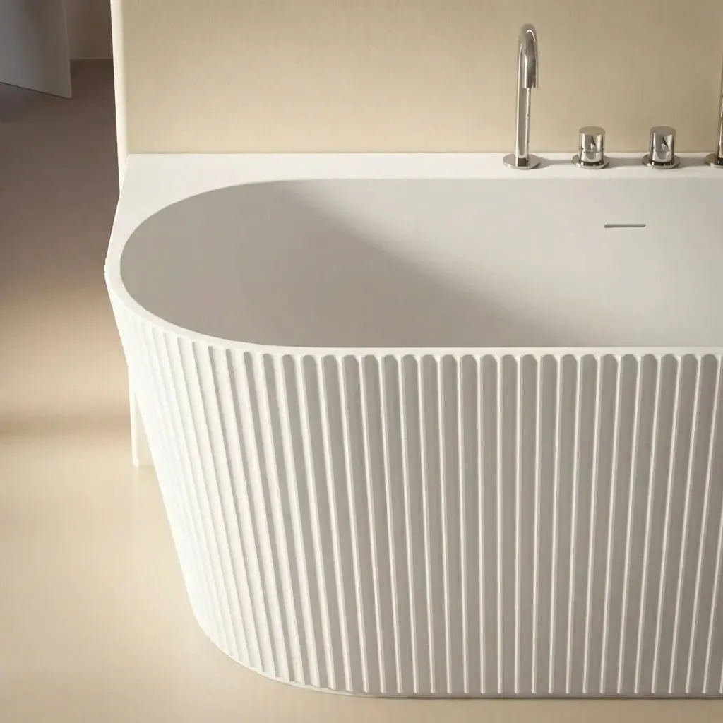 Baignoire murale cannelée, avec plage de robinetterie, 150 ou 170 cm, acrylique mat, Etretat