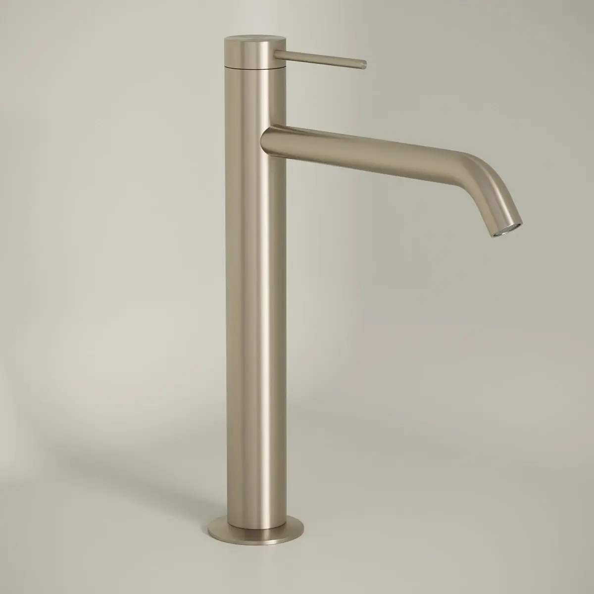 Mitigeur de lavabo surélevé Madeleine en finition Champagne brossé pour vasque à poser.