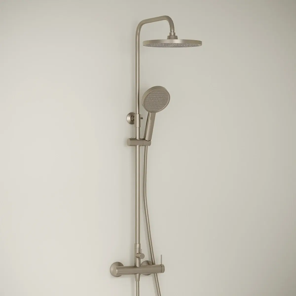 Colonne de douche mécanique Madeleine en finition PVD couleur champagne avec sa tête de douche ronde.