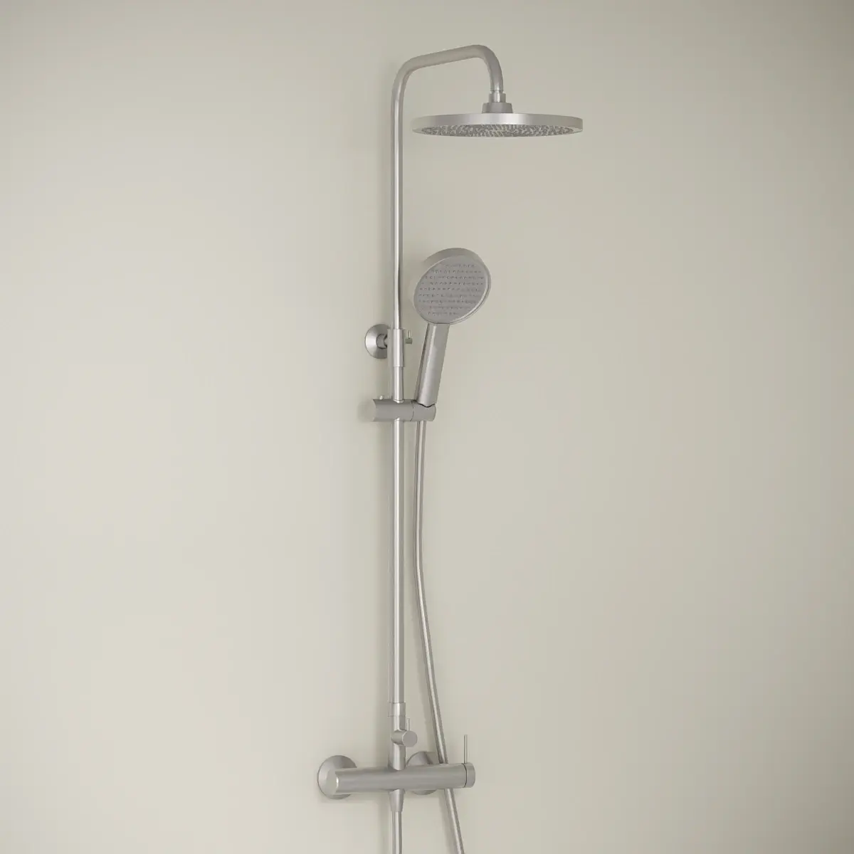 Colonne de douche mécanique Madeleine finition PVD silver white, installée contre un mur de salle de bain.