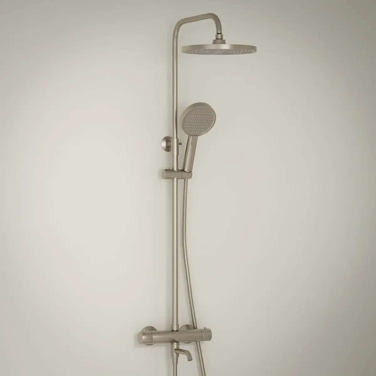 Colonne de bain-douche thermostatique Madeleine en finition PVD couleur champagne avec douche de tête et douchette.