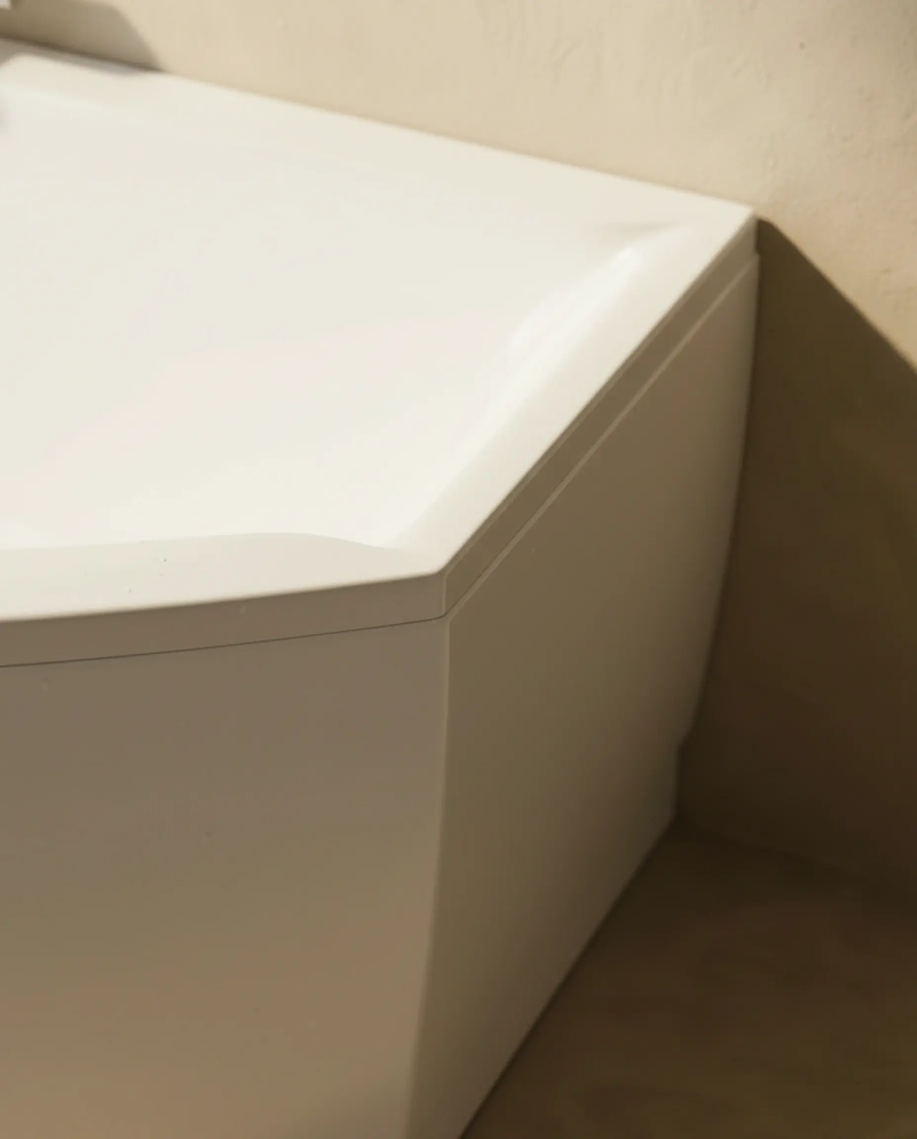 Baignoire asymétrique gauche, 160 x 105 cm, acrylique, Veronella