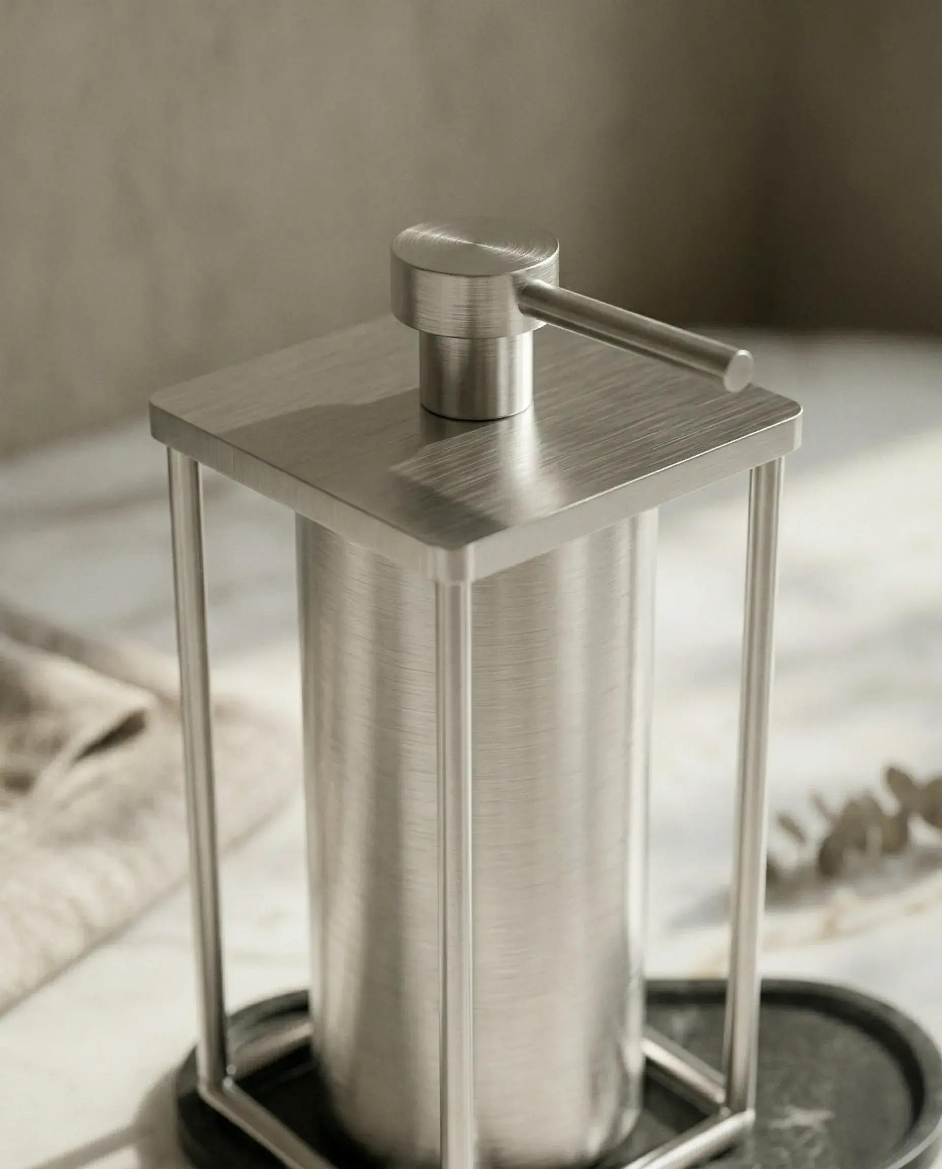 Distributeur de savon, chromé brossé 15,9cm, Infinity Elegance