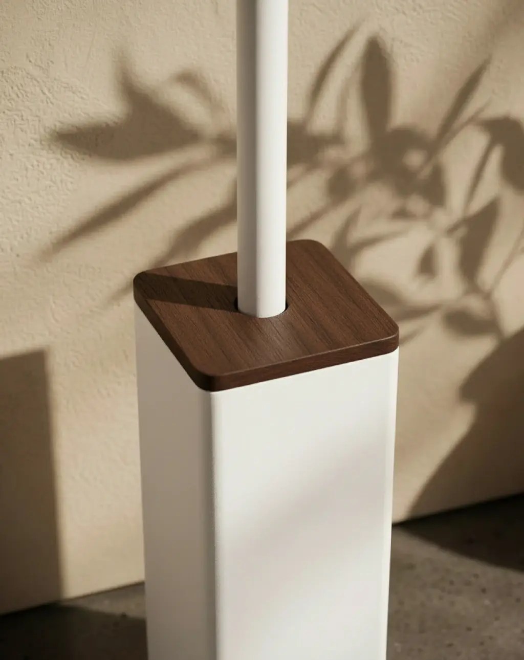 Porte-balayette à poser en laiton, finition blanc, avec couvercle bois, Infinity Elements