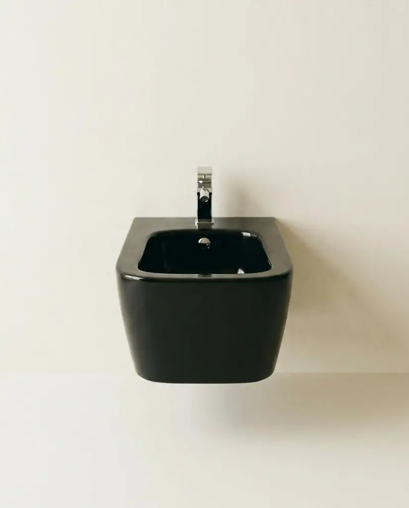 Bidet suspendu Tozza noir fond blanc.webp
