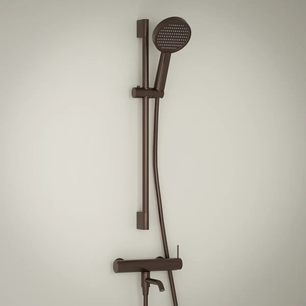 mitigeur de bain-douche mécanique Madeleine en finition PVD café, vue d'ensemble avec flexible et robinet.