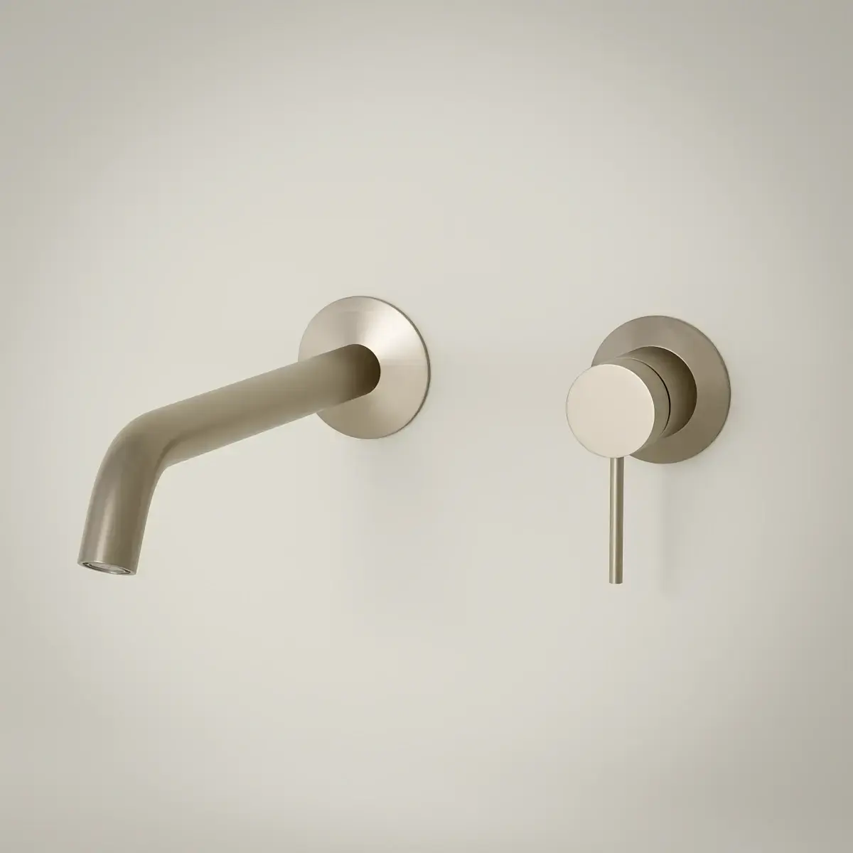 Mitigeur de lavabo encastré 2 éléments Madeleine en finition PVD couleur champagne avec bec verseur et poignée sur rosaces rondes séparées