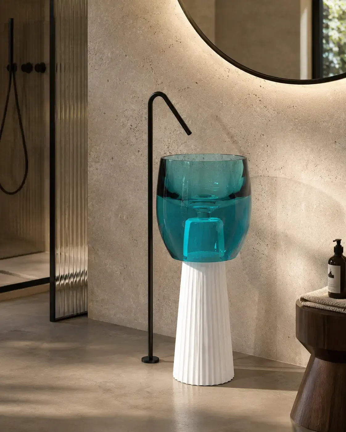 Totem Zante avec vasque transparente bleue montée sur un piédestal blanc mat cannelé. Format 40x40x90 cm, design élégant et moderne pour salle de bain.