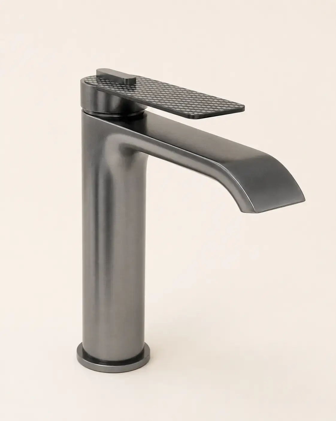 Robinet mitigeur lavabo Gun Métal avec manette Carbone, design industriel épuré et finition métallique haut de gamme.