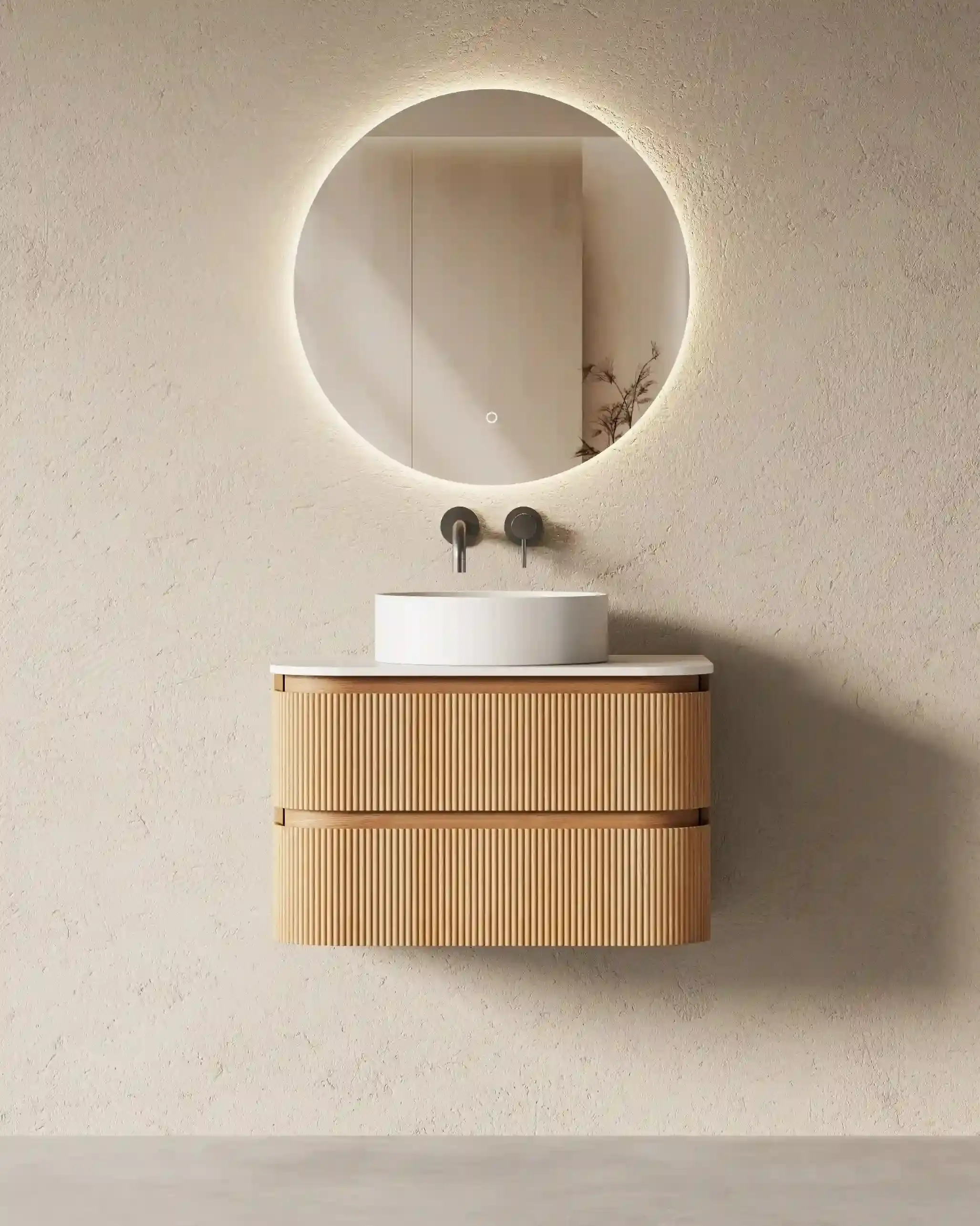 Meuble vasque arrondi suspendu Axel 75 cm en chêne naturel avec tiroirs cannelés, plan en résine minérale blanc mat et vasque à poser ronde.