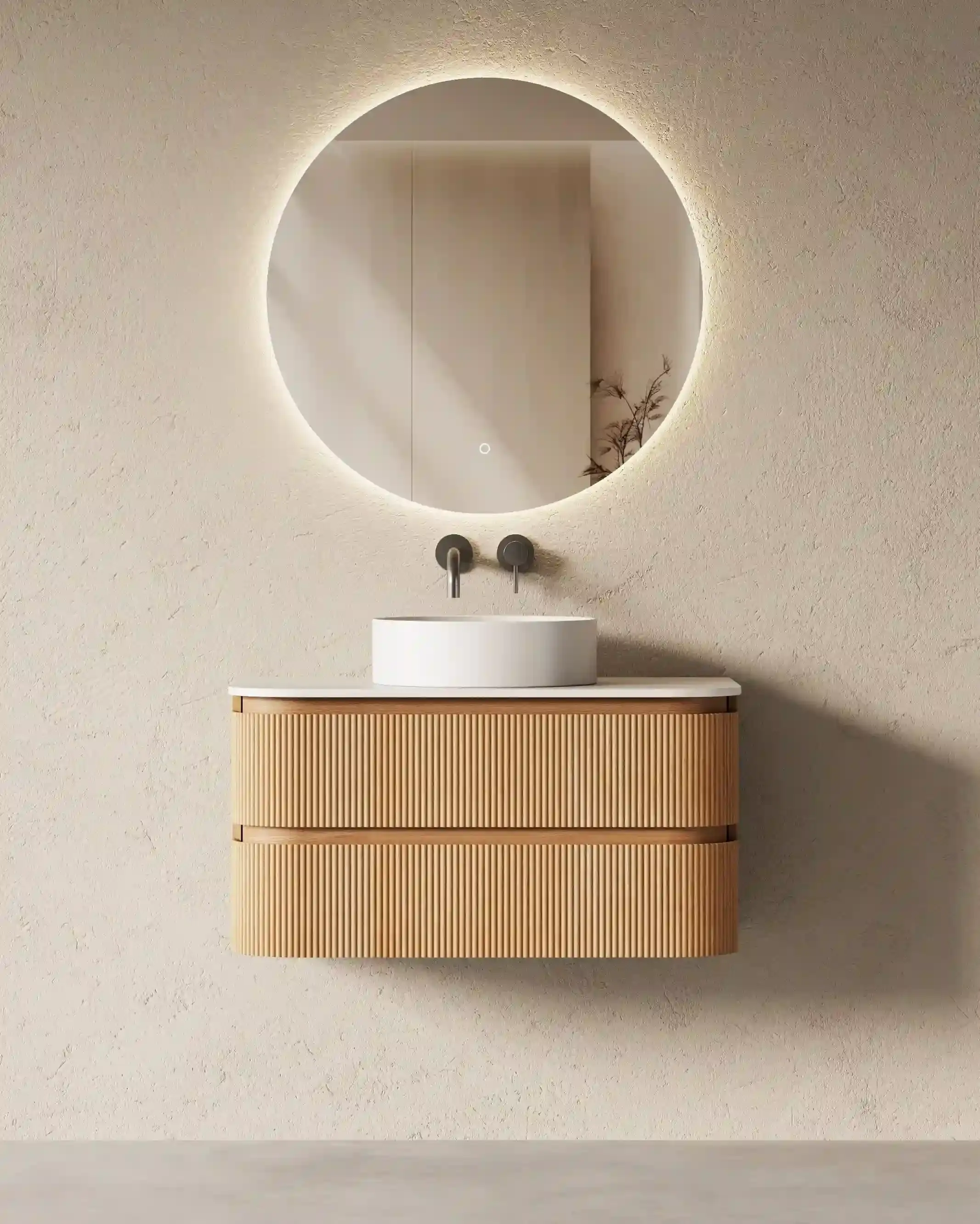 Meuble vasque arrondi suspendu Axel 90cm en chêne naturel avec tiroirs cannelés, plan en résine minérale blanc mat et vasque à poser ronde.