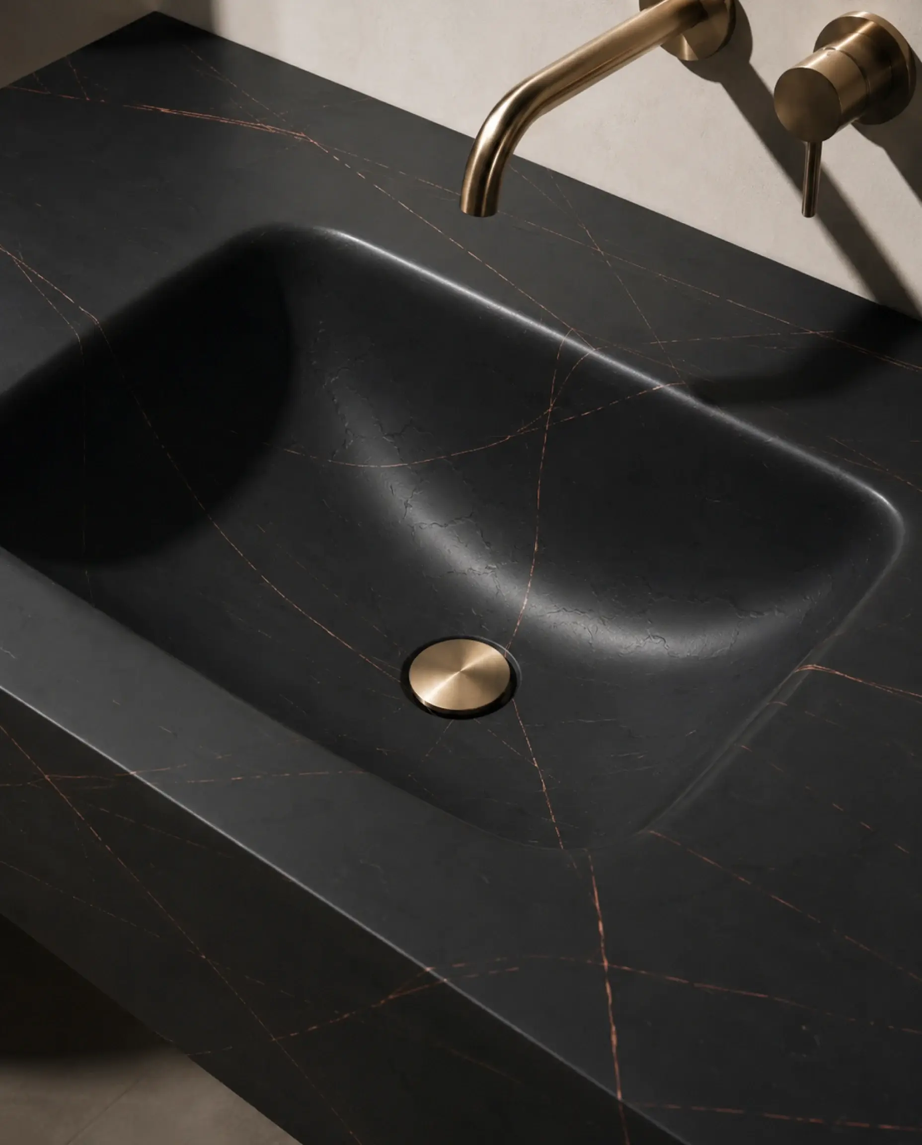 Plan vasque suspendu en céramique effet marbre noir mat aux veinages ocre Eden avec son meuble sous-vasque suspendu en bois Irene en 100cm .