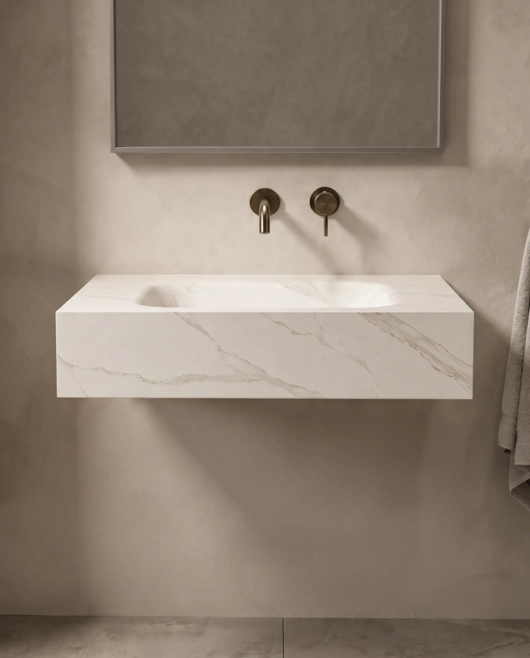 Plan vasque suspendu en céramique 80cm effet marbre blanc veiné Eden avec son meuble sous-vasque suspendu en chêne clair Irene et robinetterie noire minimaliste.