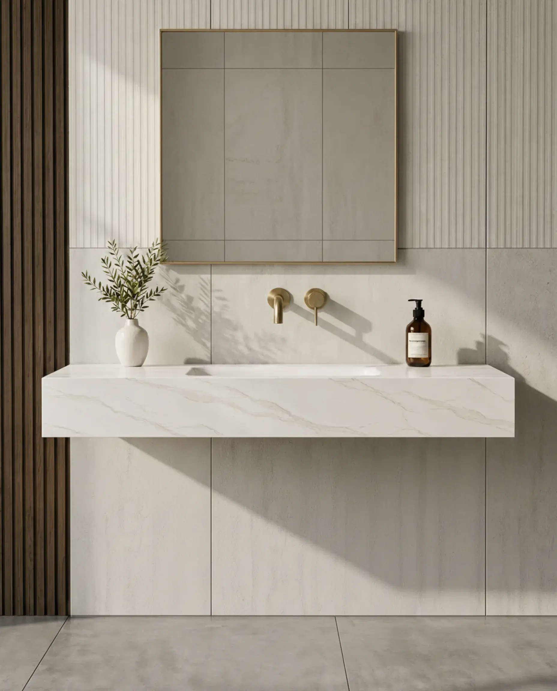 Plan vasque suspendu 120cm en céramique effet marbre blanc veiné Eden avec son meuble sous-vasque suspendu en chêne clair Irene et robinetterie noire minimaliste.