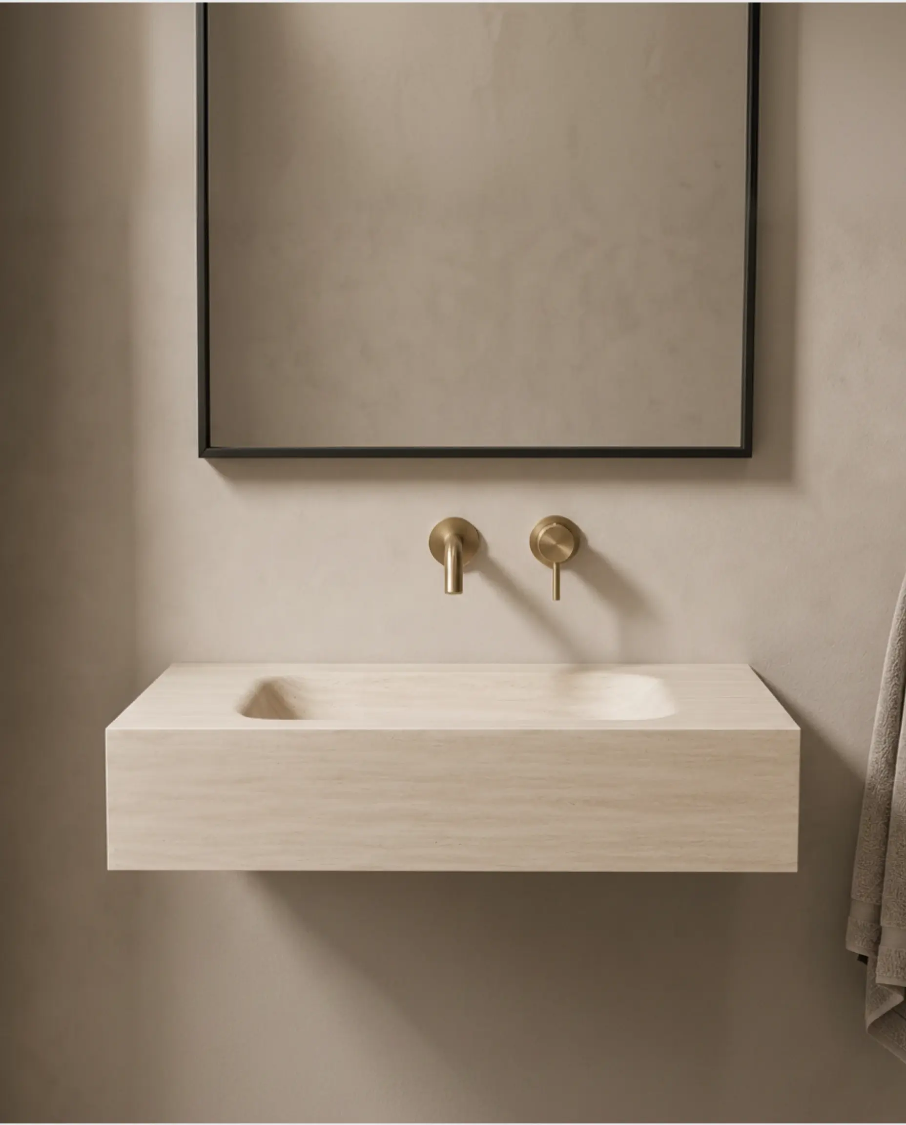 Plan vasque suspendu en céramique effet marbre blanc veiné Eden avec son meuble sous-vasque suspendu en chêne clair Irene et robinetterie noire minimaliste.