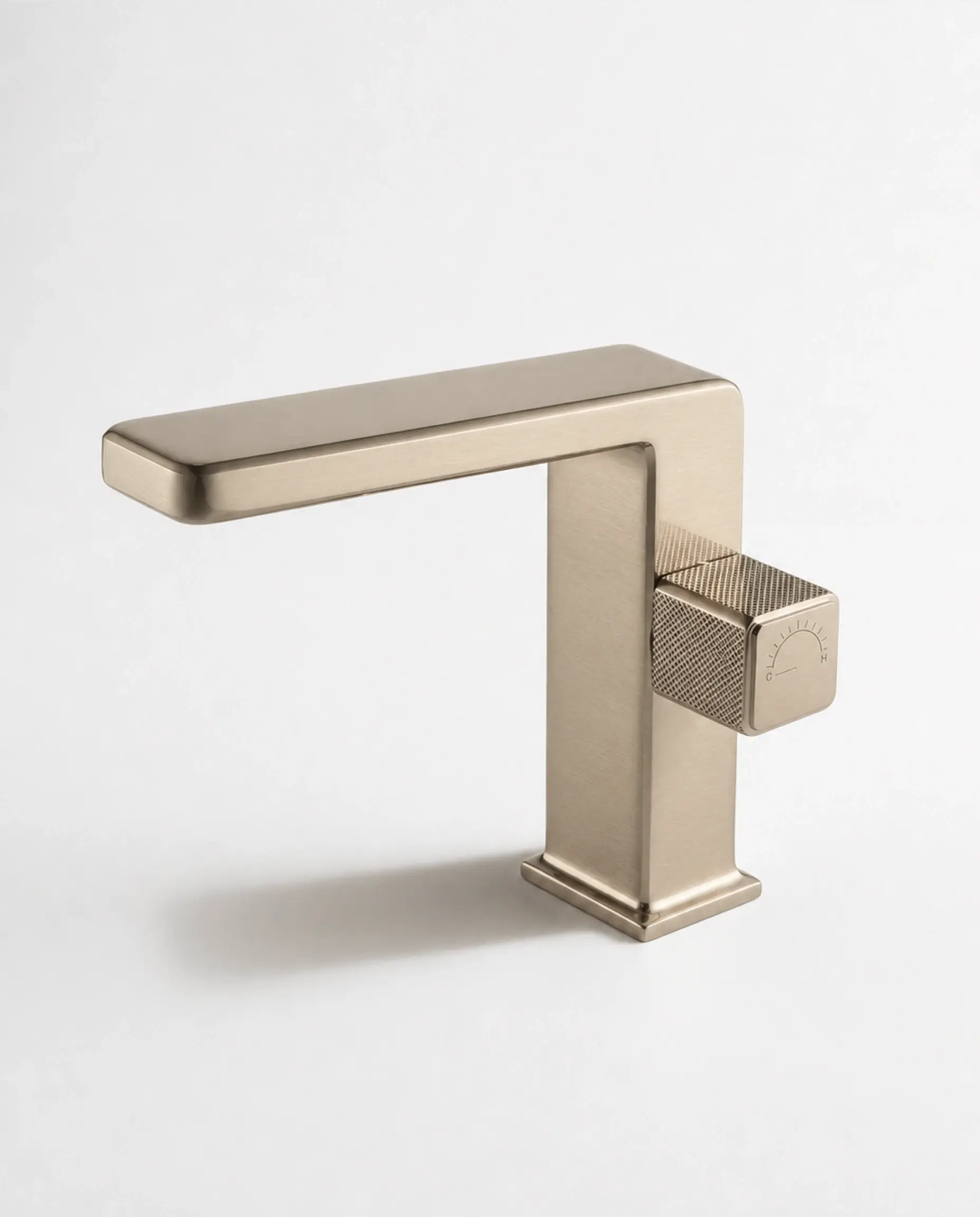 Mitigeur lavabo Star manette cannelée finition Champagne avec design moderne et épuré.