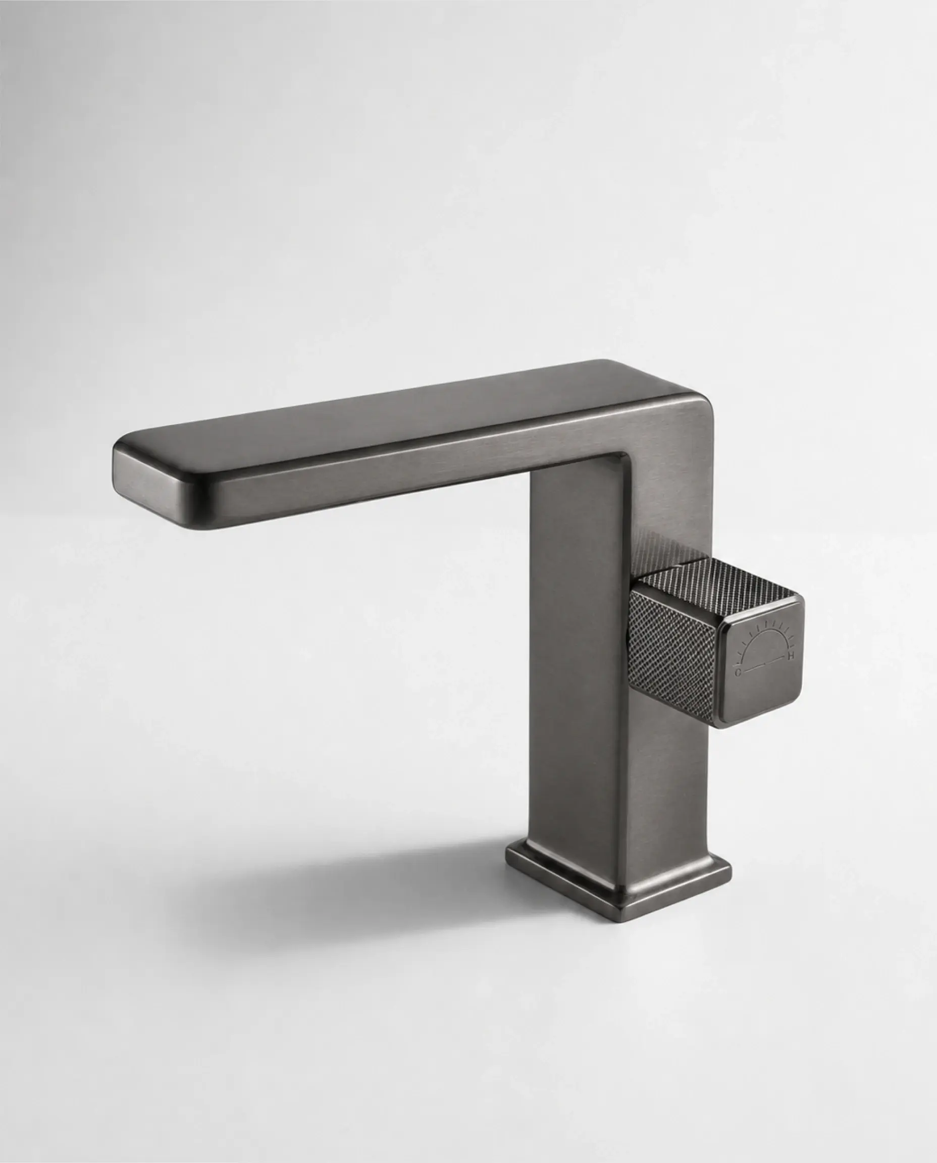 Mitigeur lavabo Star manette cannelée finition Gun métal, style industriel et moderne.
