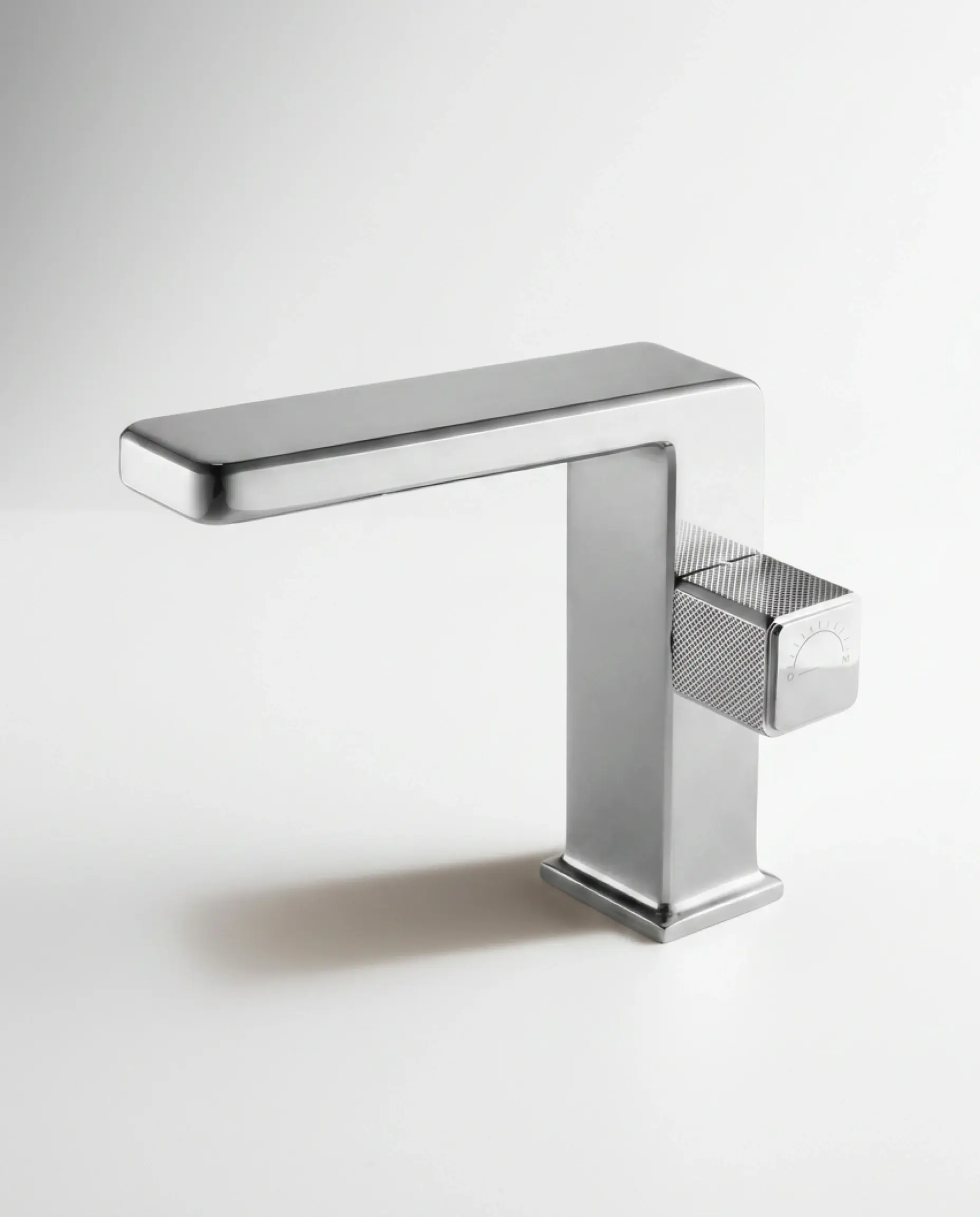 Mitigeur lavabo Star manette cannelée finition Chromé avec design épuré et brillant.