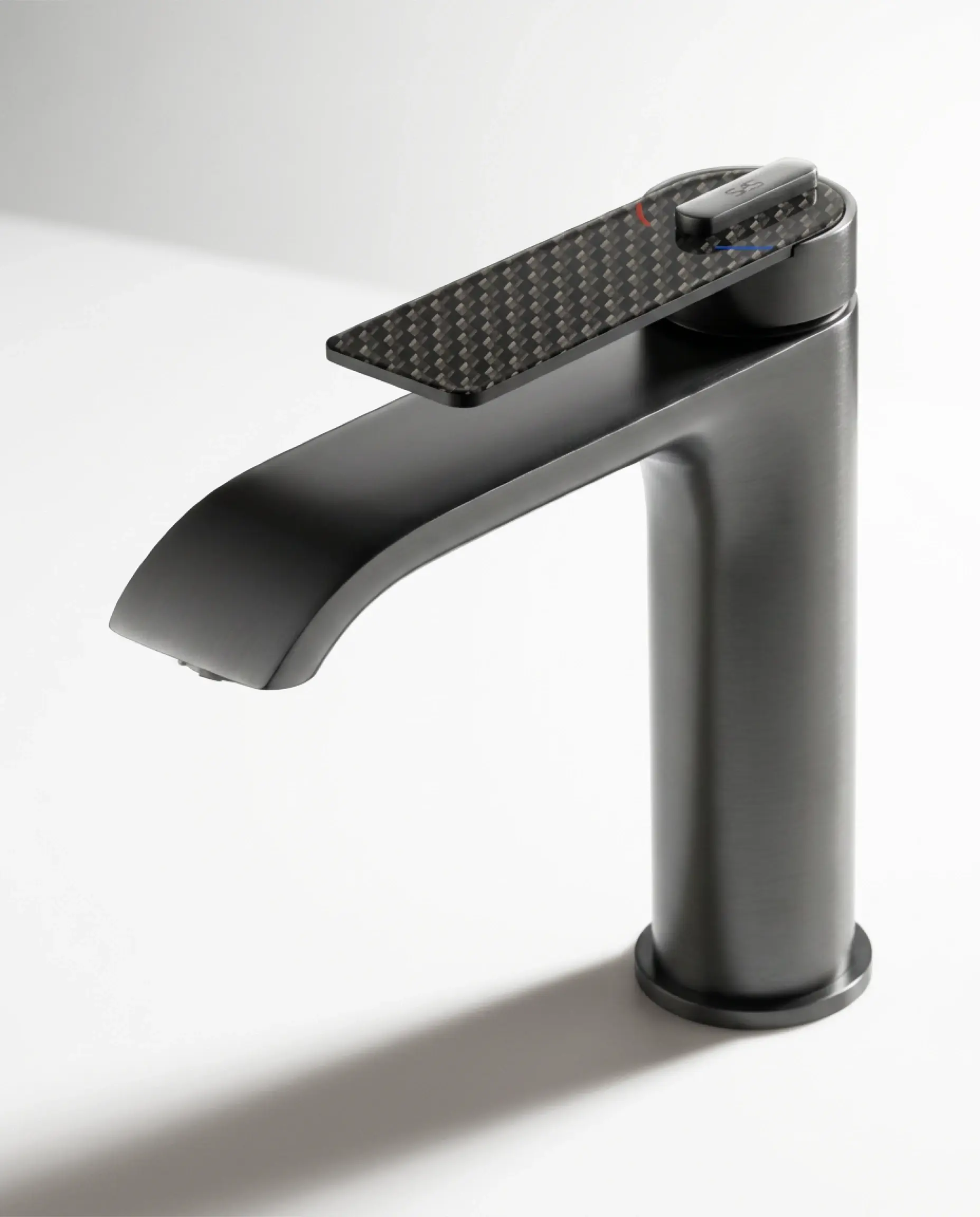 Robinet mitigeur lavabo Gun Métal avec manette Carbone, design industriel épuré et finition métallique haut de gamme.