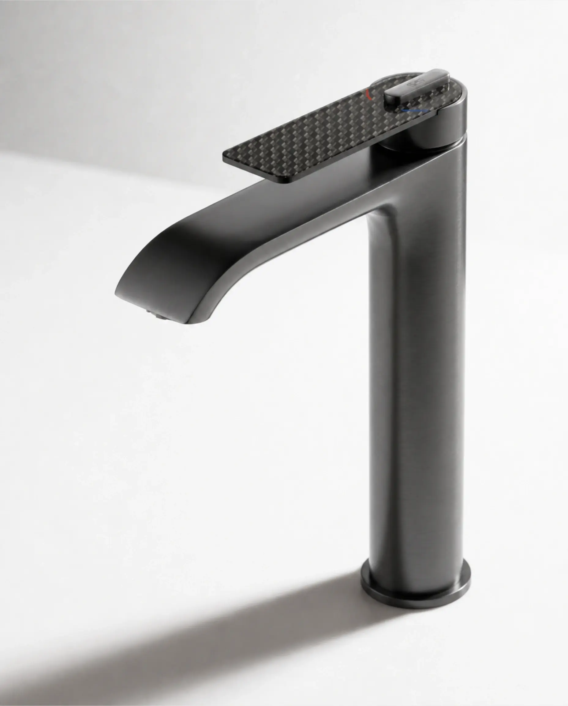 Robinet mitigeur lavabo surélevé Gun Métal avec manette Carbone, design industriel et finition métallique robuste.