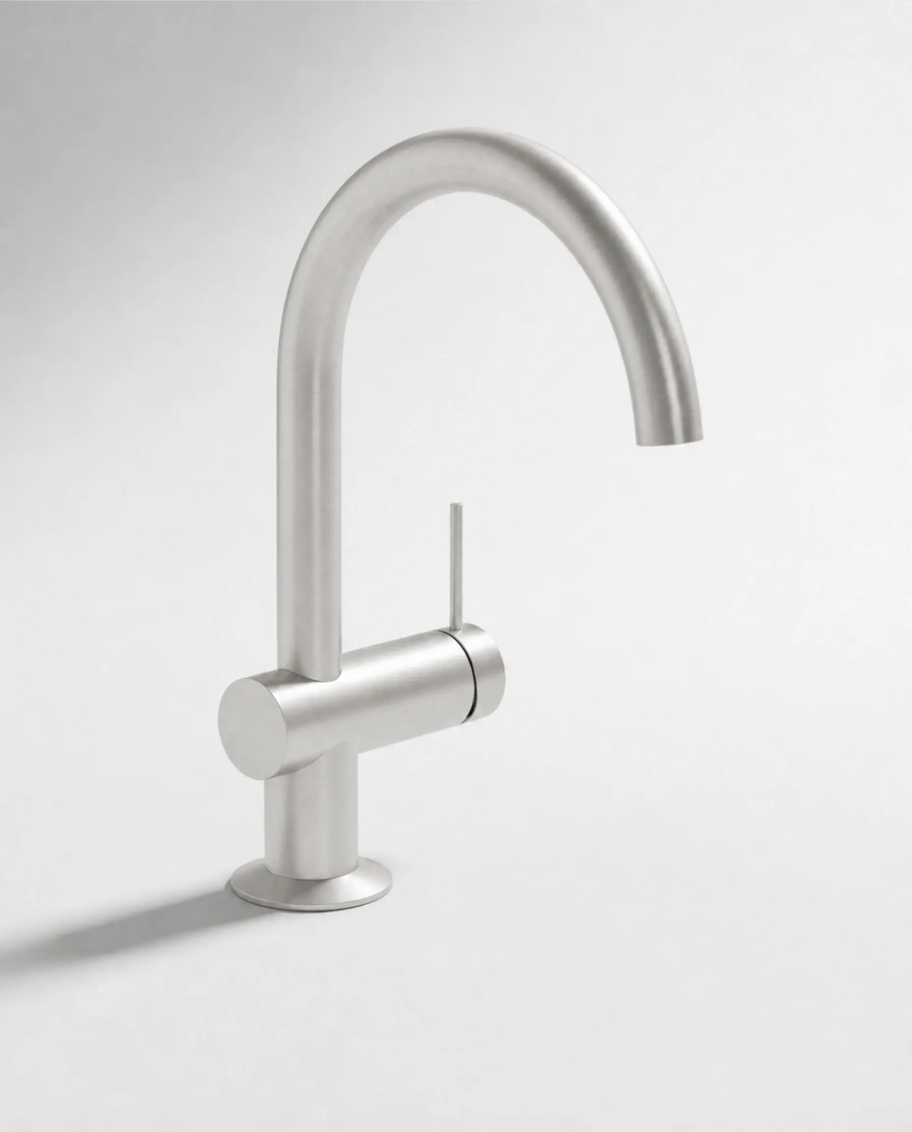 Mitigeur de lavabo col de cygne Madeleine en finition Silver White brossé avec silhouette en arc.