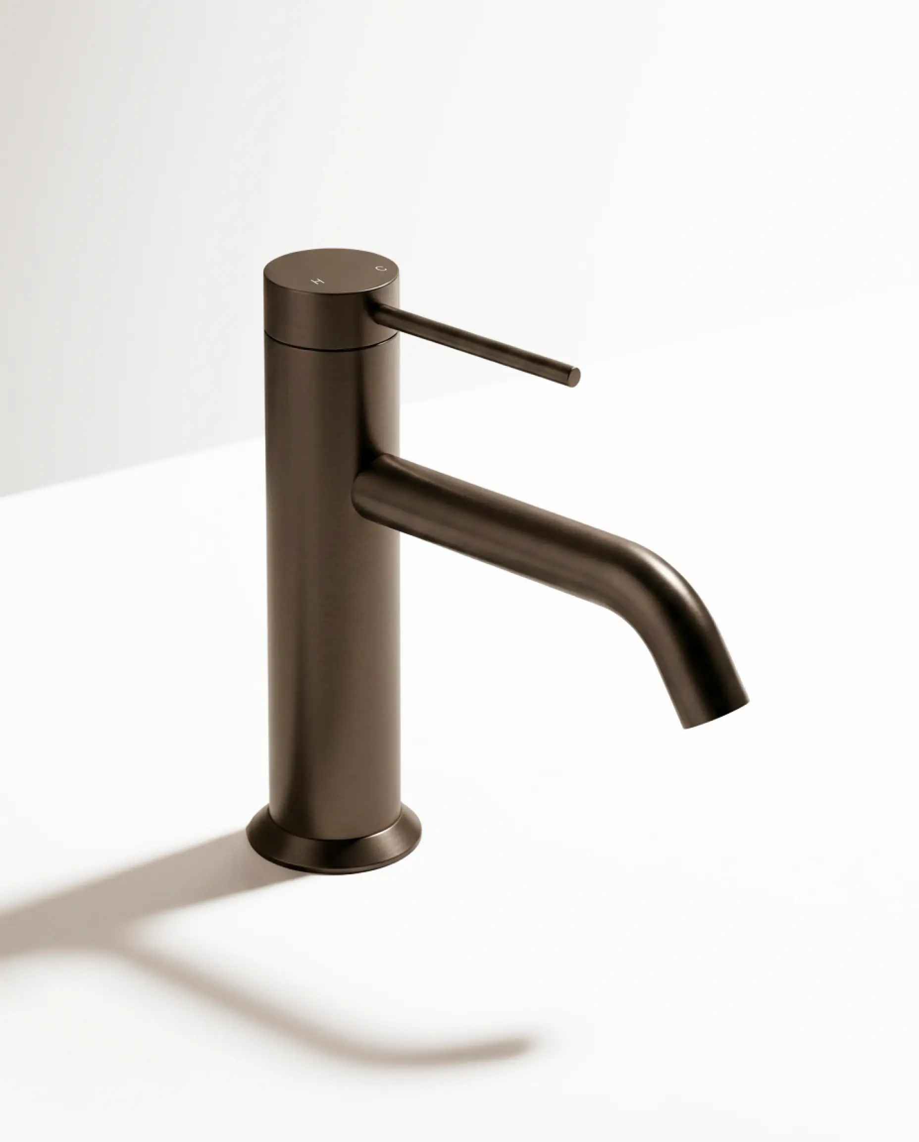 Mitigeur compact pour lave-mains ou bidet Madeleine en finition Café brossé.