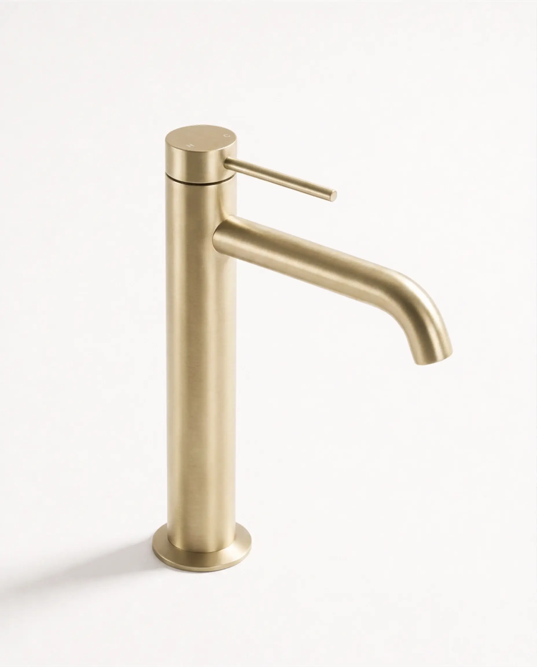 Mitigeur de lavabo surélevé Madeleine en finition Champagne brossé pour vasque à poser.