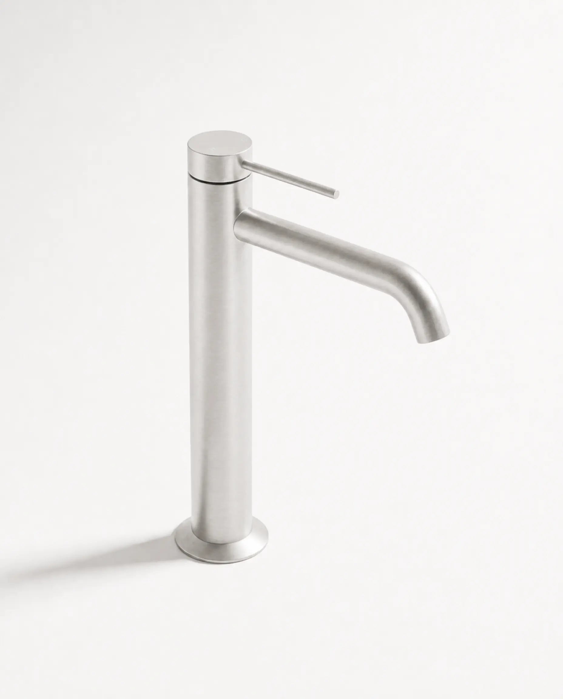 Mitigeur de lavabo surélevé Madeleine en finition Silver White brossé avec silhouette élancée.