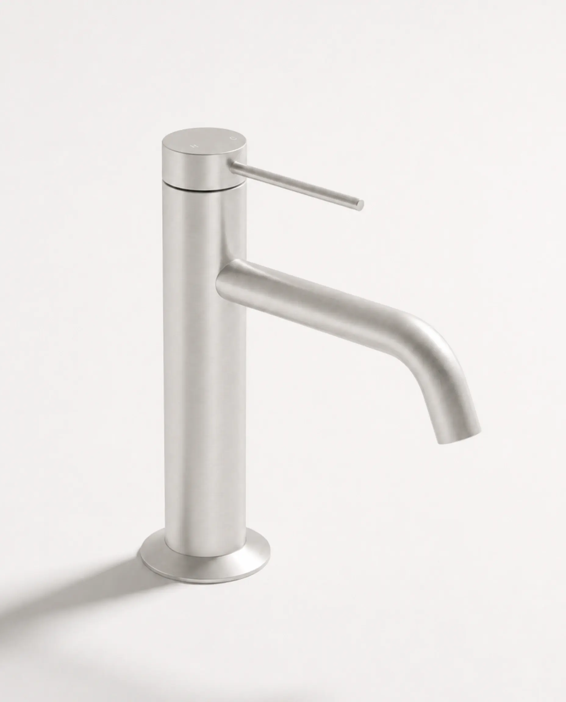 Mitigeur de lavabo contemporain Madeleine en finition Silver White brossé avec poignée manette fine.