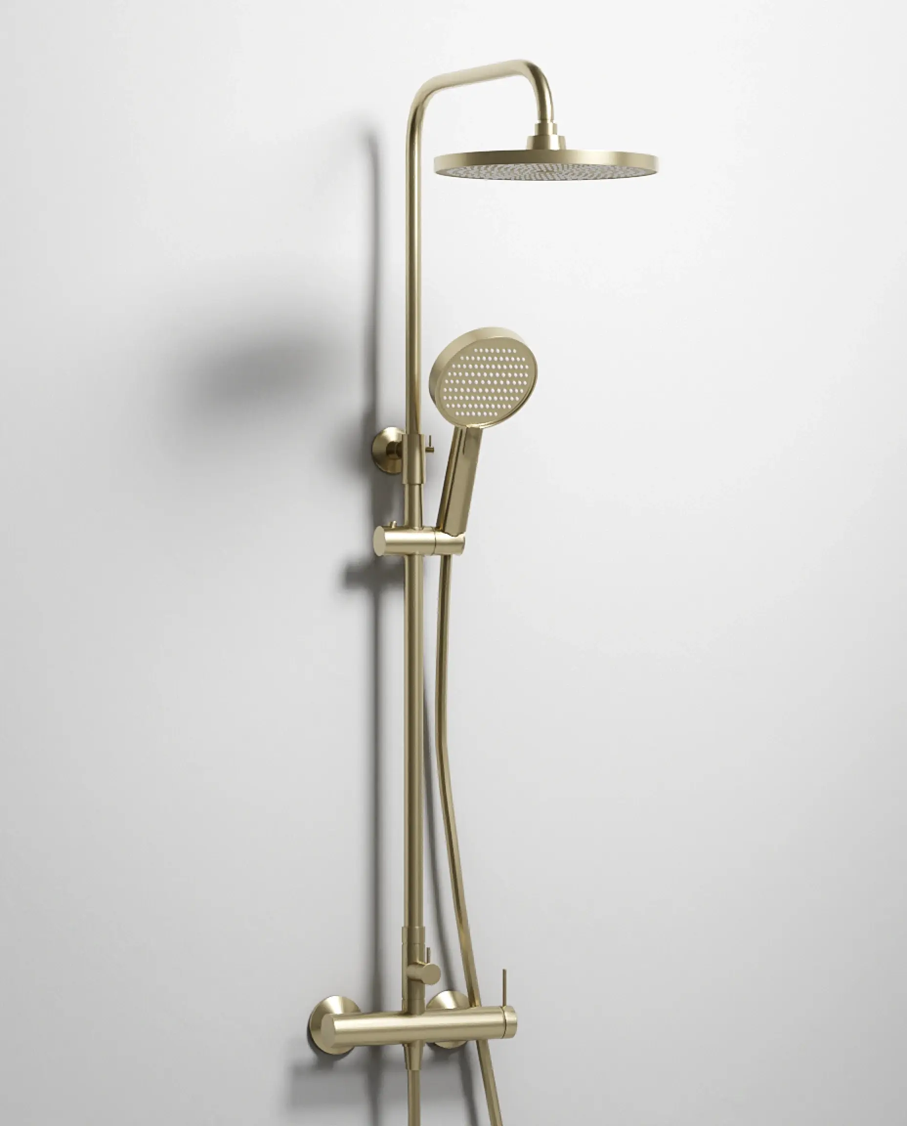 Colonne de douche mécanique Madeleine en finition PVD couleur champagne avec sa tête de douche ronde.