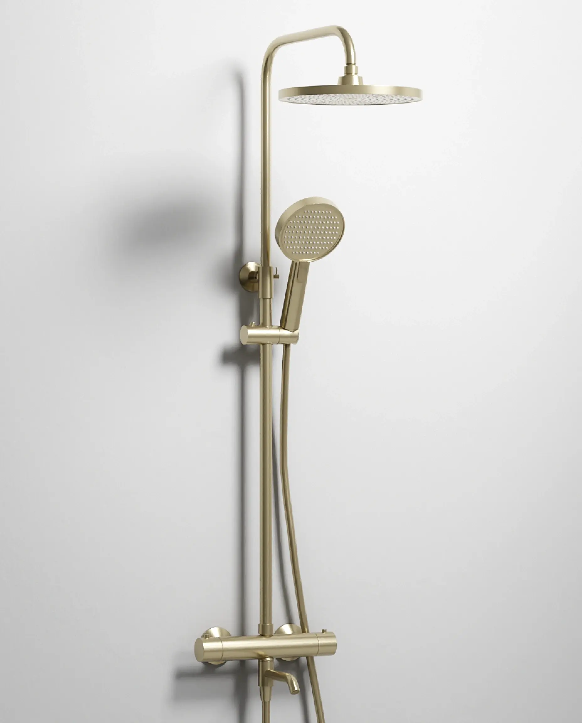 Colonne de bain-douche thermostatique Madeleine en finition PVD couleur champagne avec douche de tête et douchette.