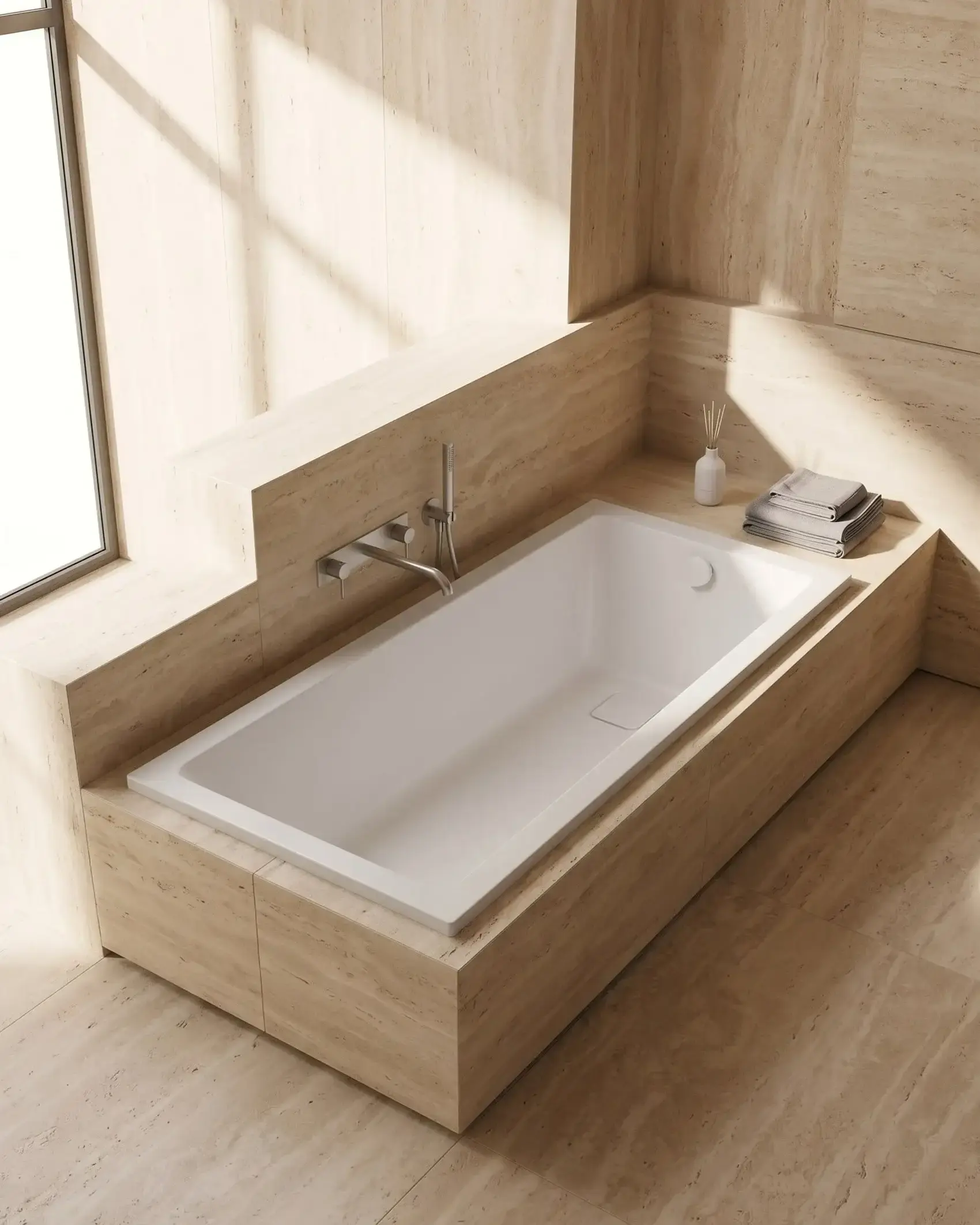 Baignoire encastrée rectangulaire 130cm au fini blanc mat soyeux Lavezzi avec cache-bonde assorti dans une ambiance de salle de bain contemporaine.