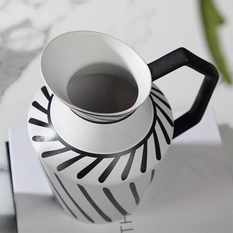 Vase en céramique avec anse, Noir et Blanc