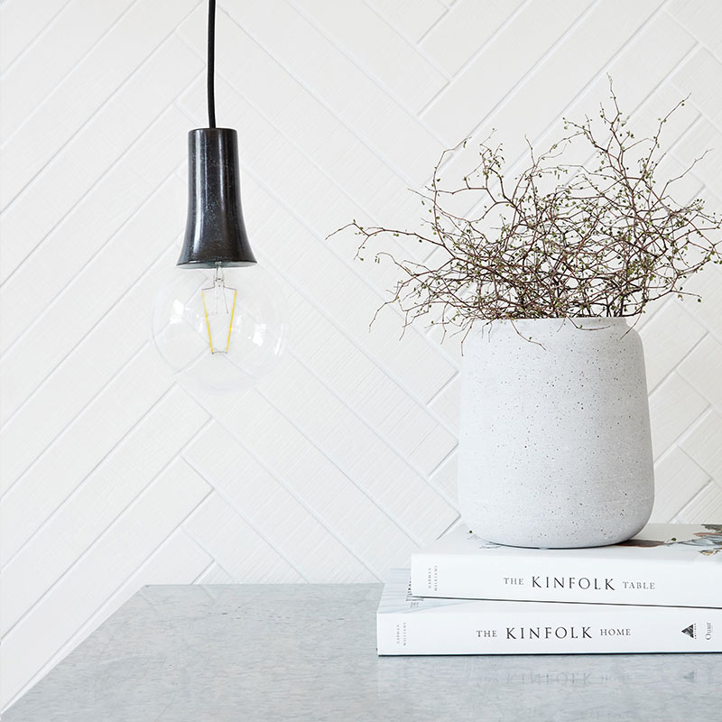 Suspension design noir avec ampoule ronde transparente