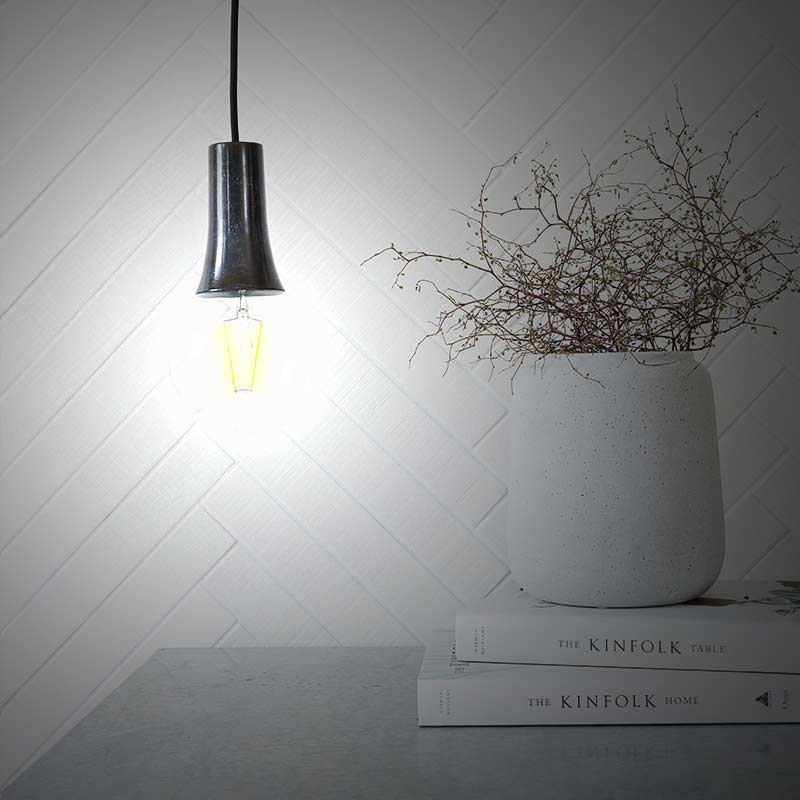 Suspension design noir avec ampoule ronde transparente