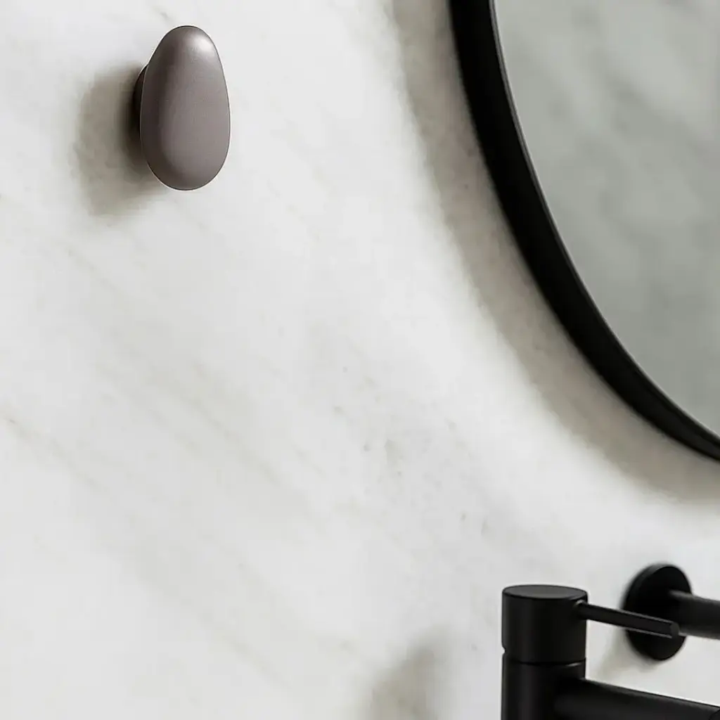 Patère murale galet, finition Gris ciment, T15