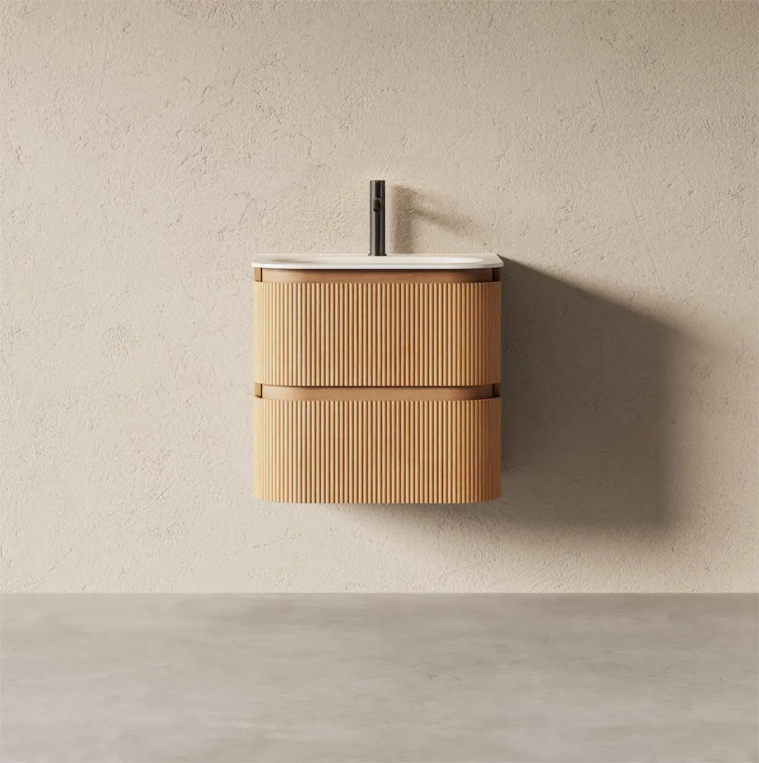 Meuble vasque suspendu Alix 60cm, finition chêne naturel cannelé avec vasque arrondie en résine blanc mat.