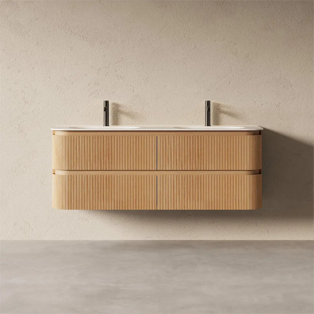 Grand meuble double vasque Alix 150 cm, finition chêne naturel cannelé et plan vasque arrondi en résine blanc mat.