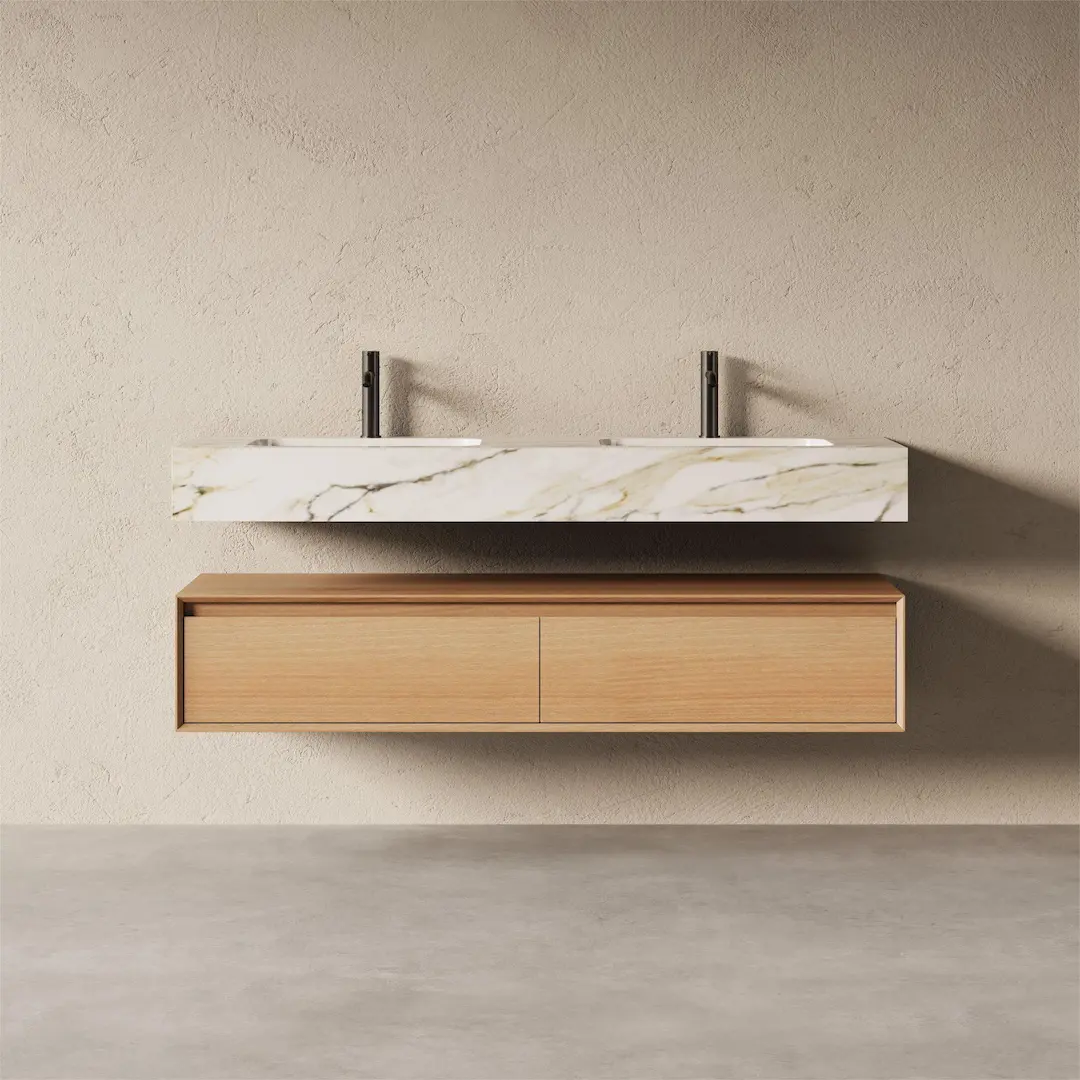 Ensemble double vasque Irene 150 cm en chêne naturel avec plan en pierre frittée Carrara et double tiroir.