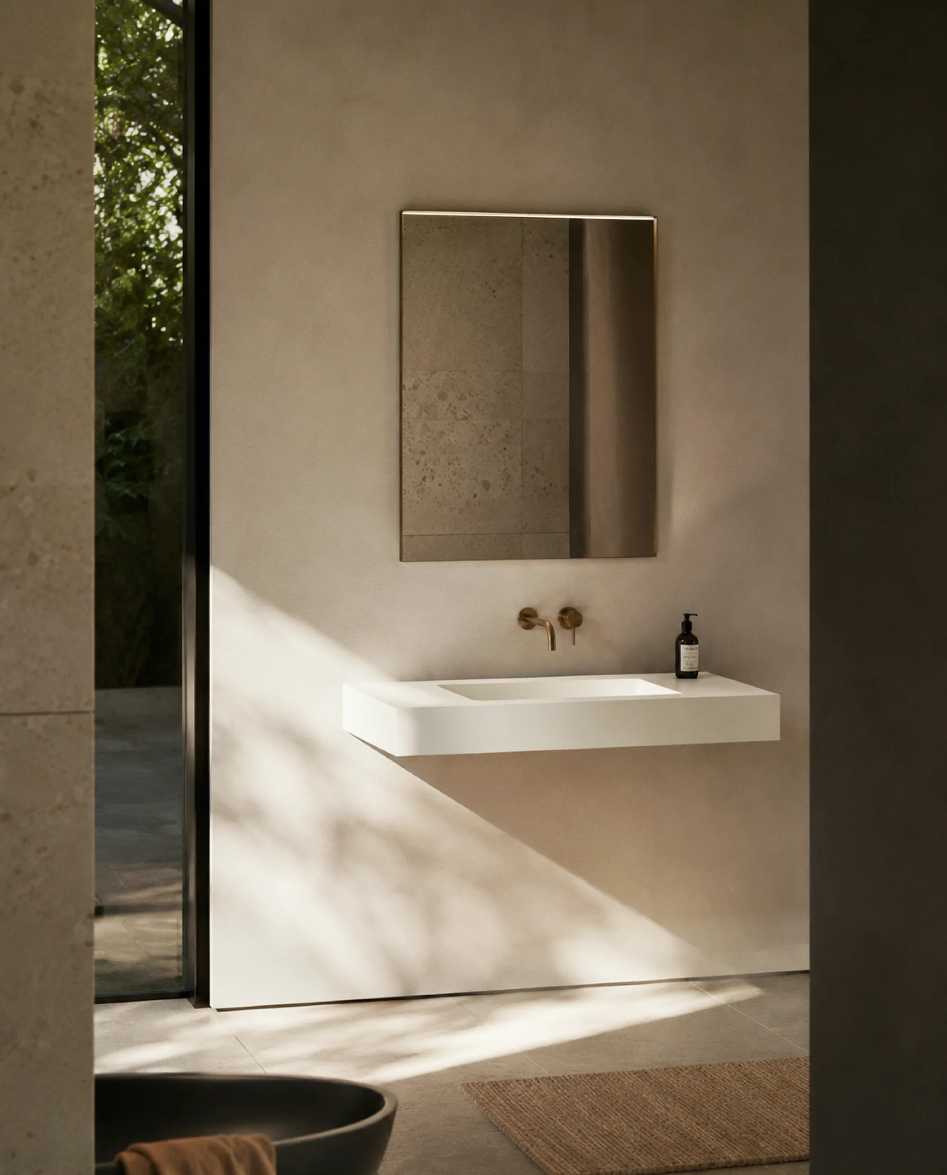 Plan de toilette suspendu 100 cm beige mat lisse Cotton avec bonde assortie et meuble sous-vasque en bois de chêne ou noyer.