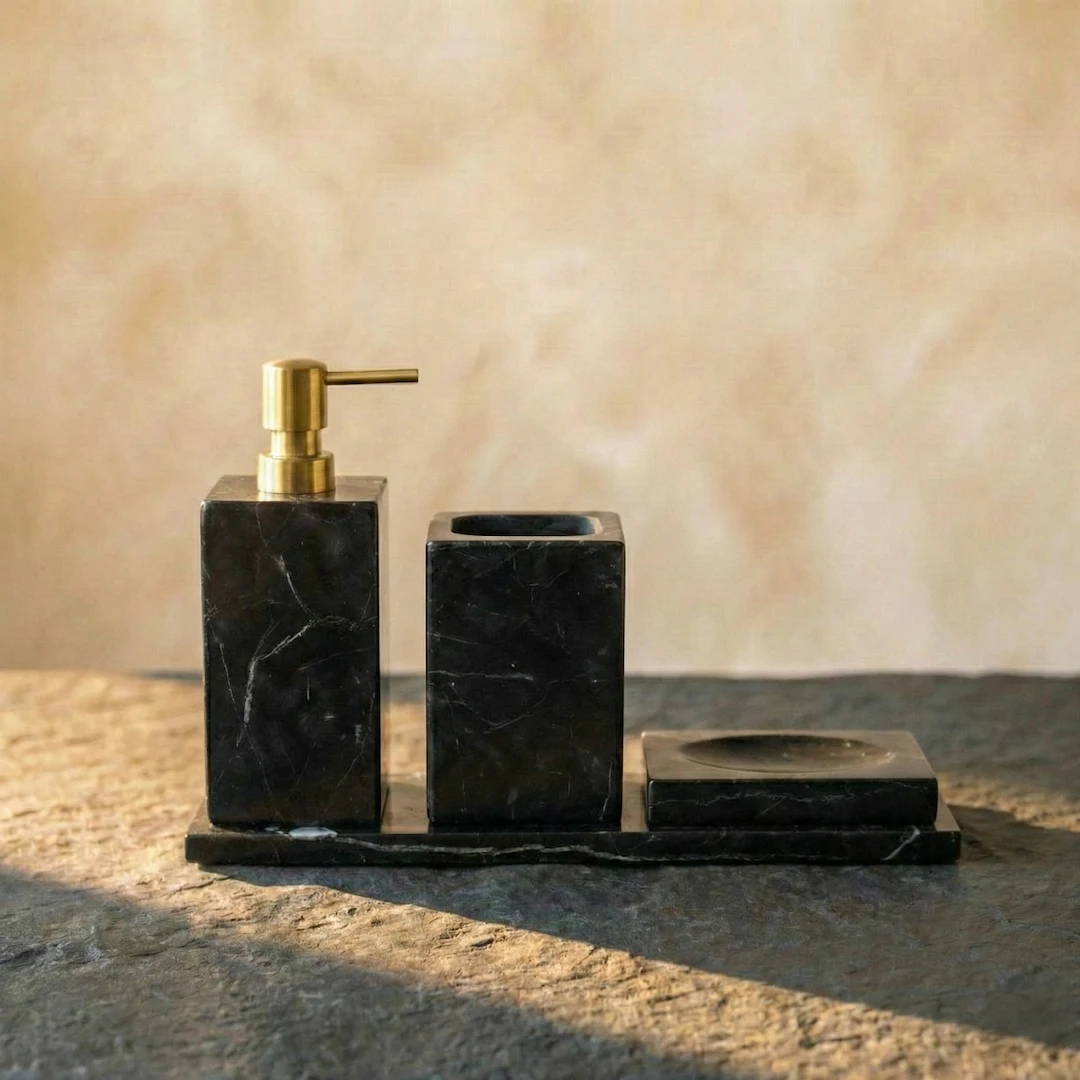 Ensemble d'accessoires Salle de Bain Carré, Petra, Marbre Nero Marquina, Pompe dorée Brossée 