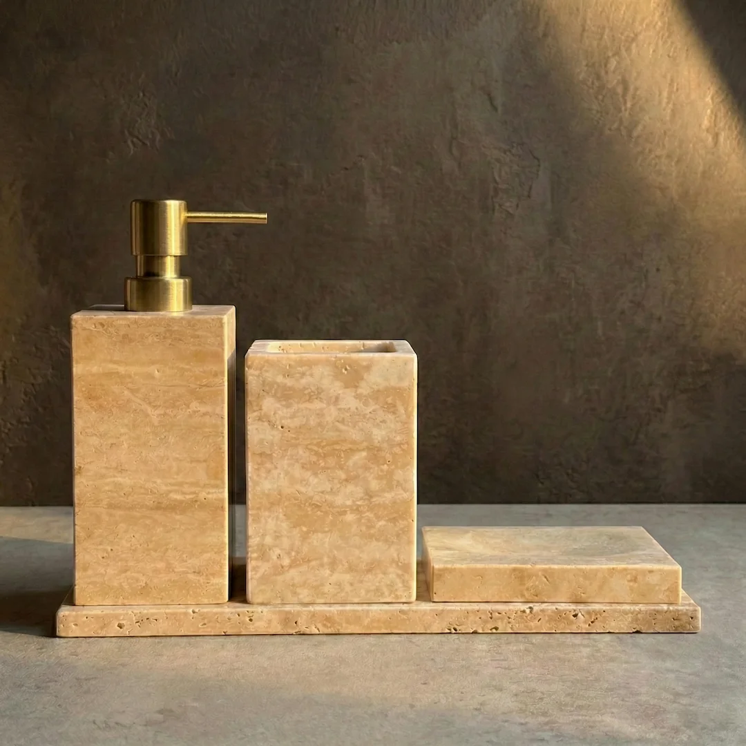 Ensemble Accessoires Salle de Bain Carré, Petra , Travertin Beige, Pompe Dorée Brossée