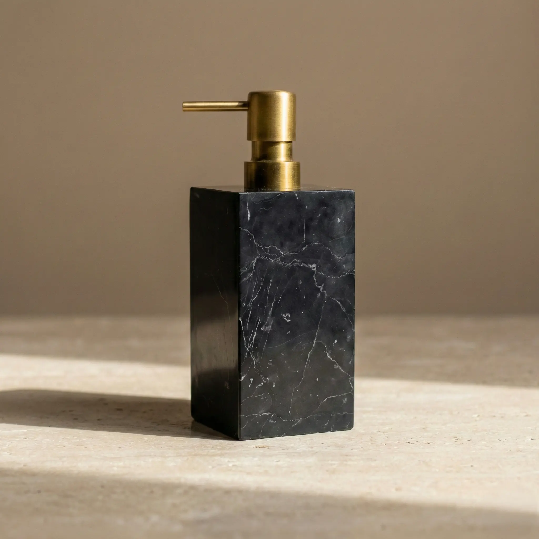 Distributeur Savon Marbre Noir & Pompe Dorée