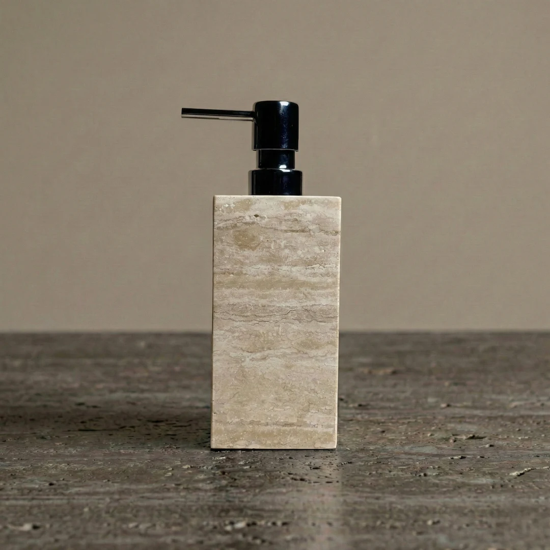 Distributeur de savon carré en travertin beige & Pompe Chromée