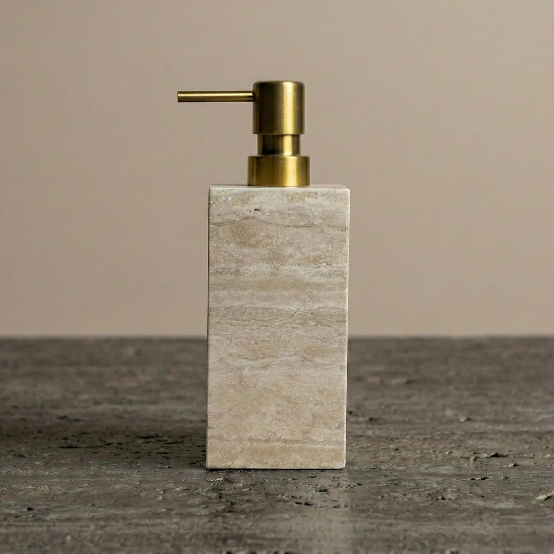 Distributeur de savon carré en travertin beige & Pompe Dorée Brossée